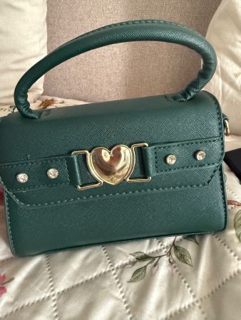 Elegante, grüne Handtasche mit Golddetails - Herbst Special