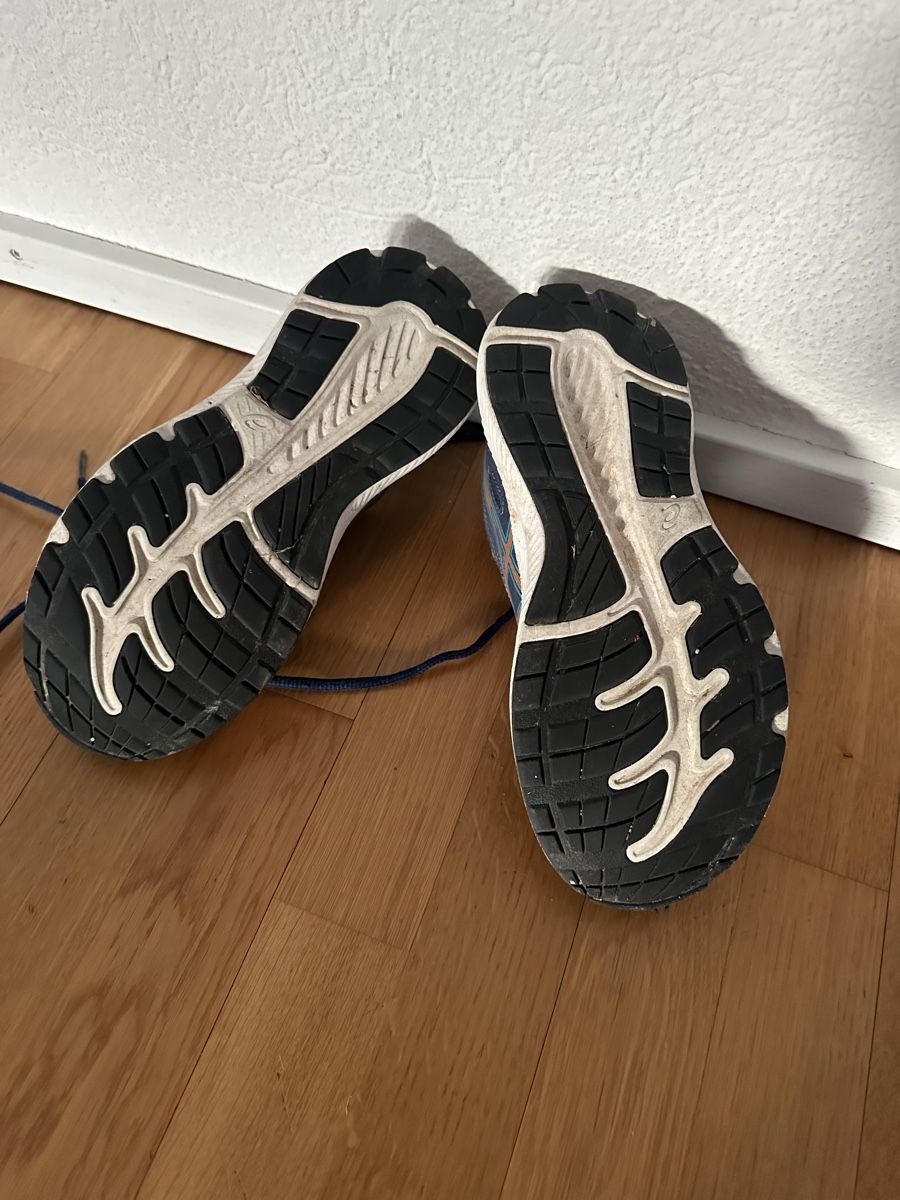 Asics Scarpe da uomo: Asics Laufschuhe Gr. 37 – Usato da Ostermundigen venduto da Clood 1