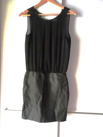 Schwarzes Kleid ZARA mit Kunstleder Gr. XS - 250424