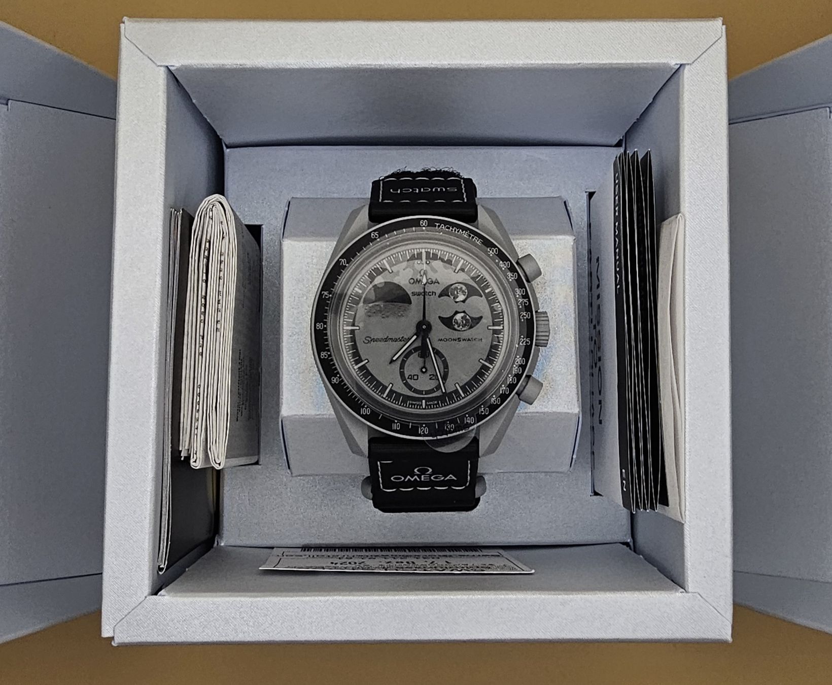 Omega Montres: Omega Swatch Moonswatch – Neuf avec emballage d'origine à Moosseedorf par Auktionsende 2