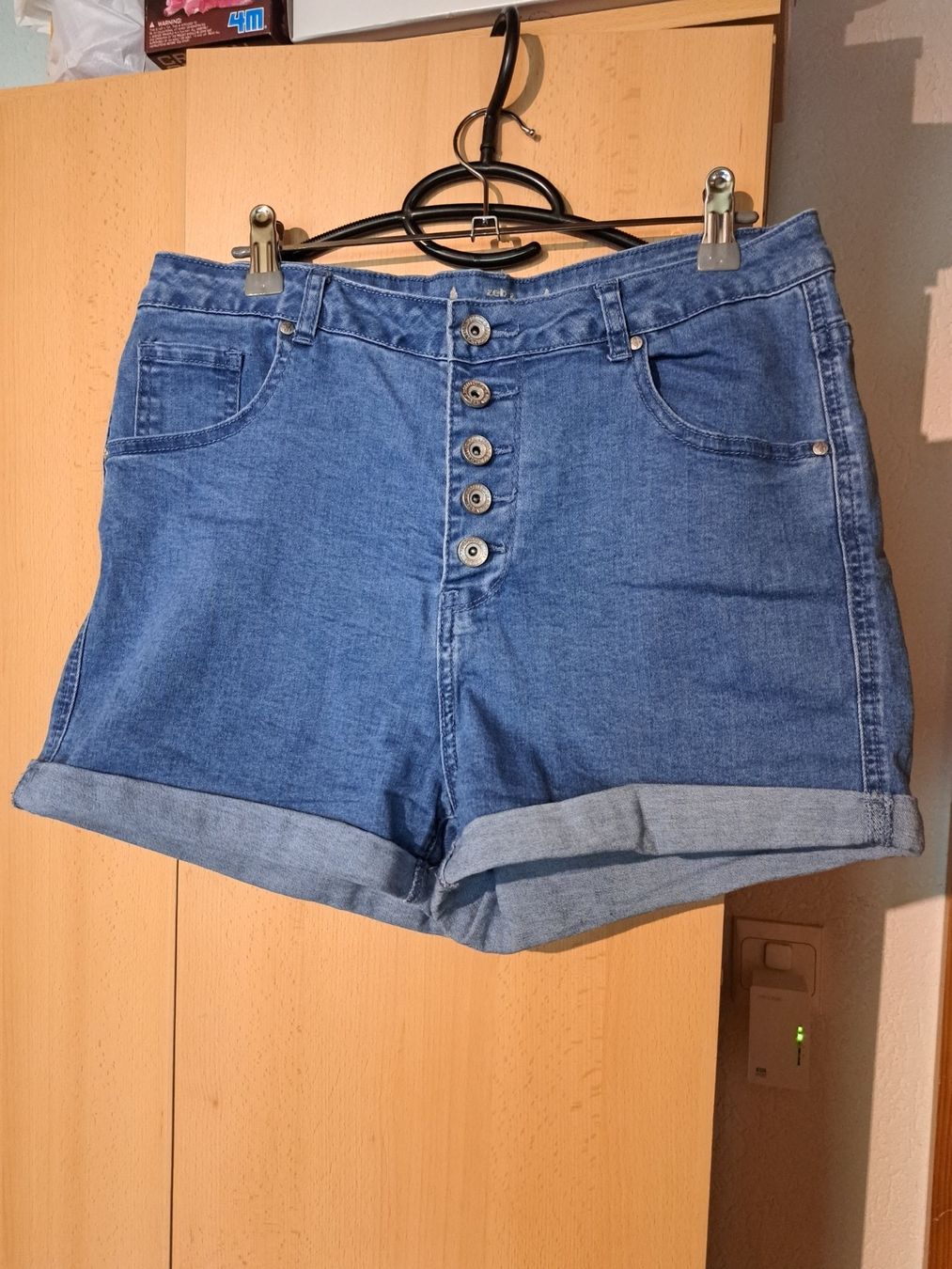 Pantaloni: Short taille haute en jean bleu clair – Usato da Berlens venduto da luc_2c79
