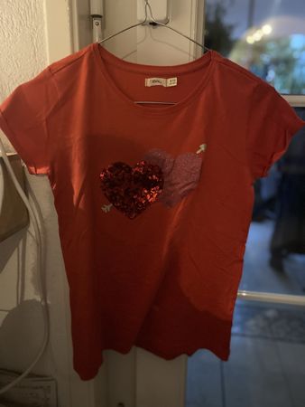 T-shirt rouge pailleté avec cœurs, 128-140 cm