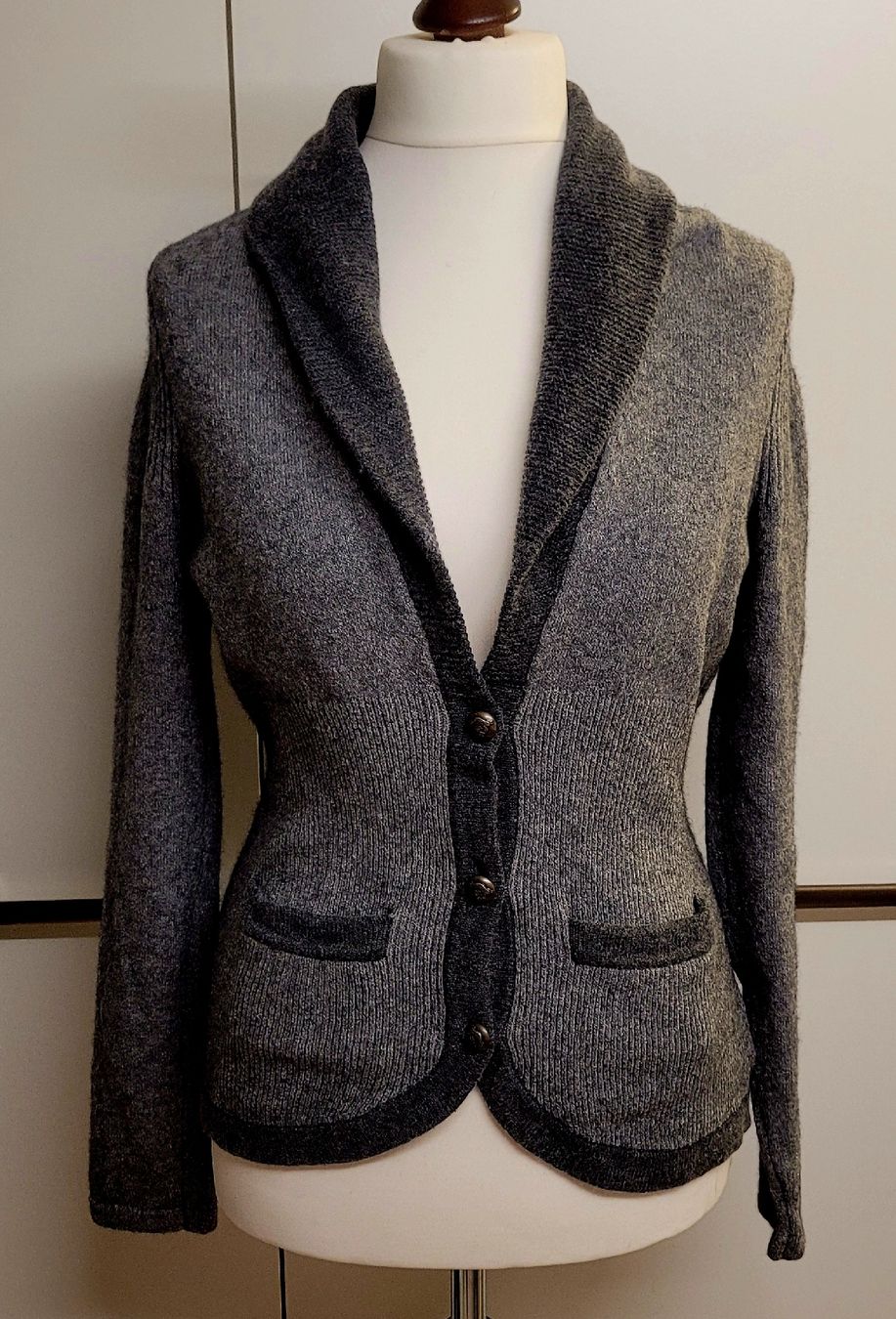 Guess Giacche: Guess Strickjacke neu – Nuovo (secondo la descrizione) da Ruggell venduto da liverzano1
