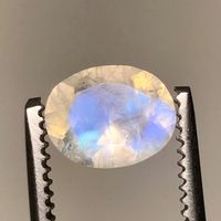 Regenbogen Mondstein, 1.5 Karat, weisser Labradorit