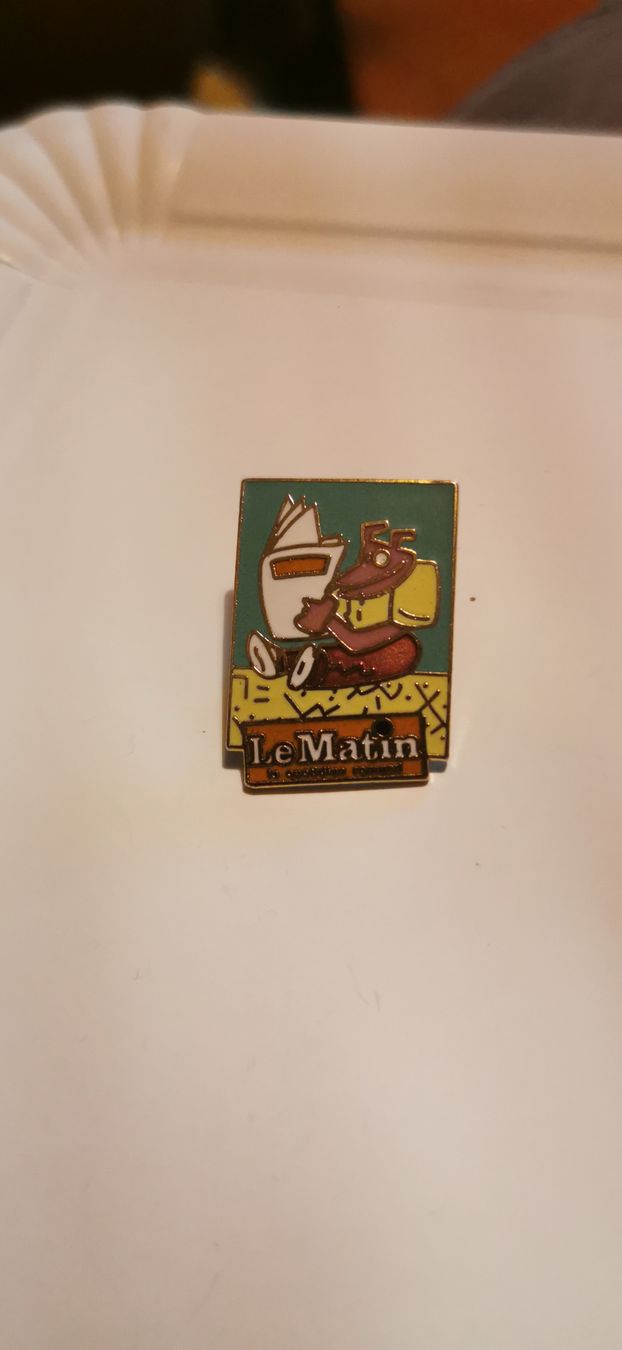 Placchette & Badge: Pin Le Matin  – Usato da Genève venduto da vins50