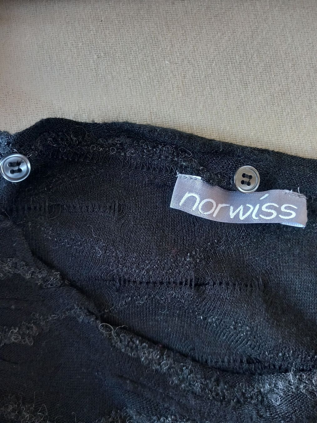 Pulls & Sweat-shirts: Pull noir texturé à boutons – D'occasion à Faoug par per_kp6r 2