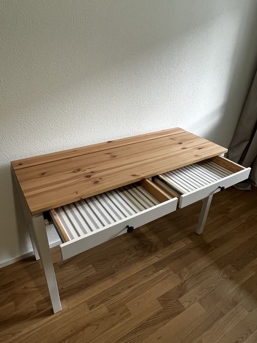Ikea Scrivanie: IKEA Hemnes Schreibtisch – Usato da Luzern venduto da ale_q9rw 1
