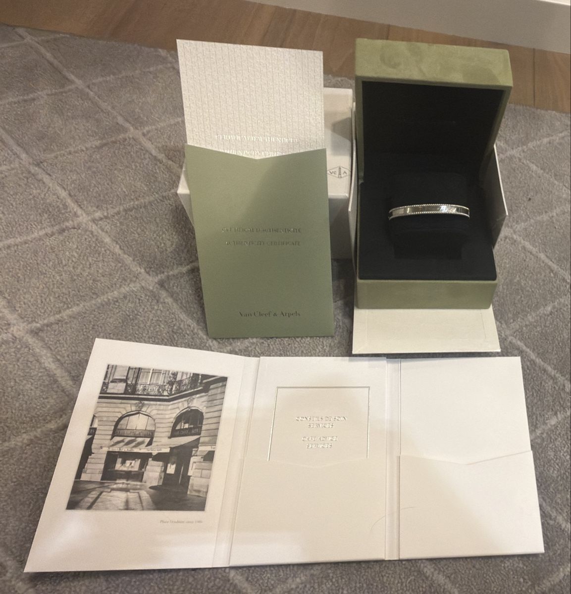 Van Cleef Bracelets: Van Cleef&Arpels , Perlée signature, medium model – D'occasion à Zürich par LWCollector 2