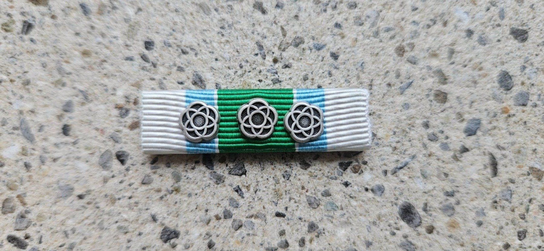 Schweizer Armee Placchette & Badge: *** Korea Ribbon 3 x Silber *** – Nuovo e nell'imballaggio originale da Riedholz venduto da fr_sIruP