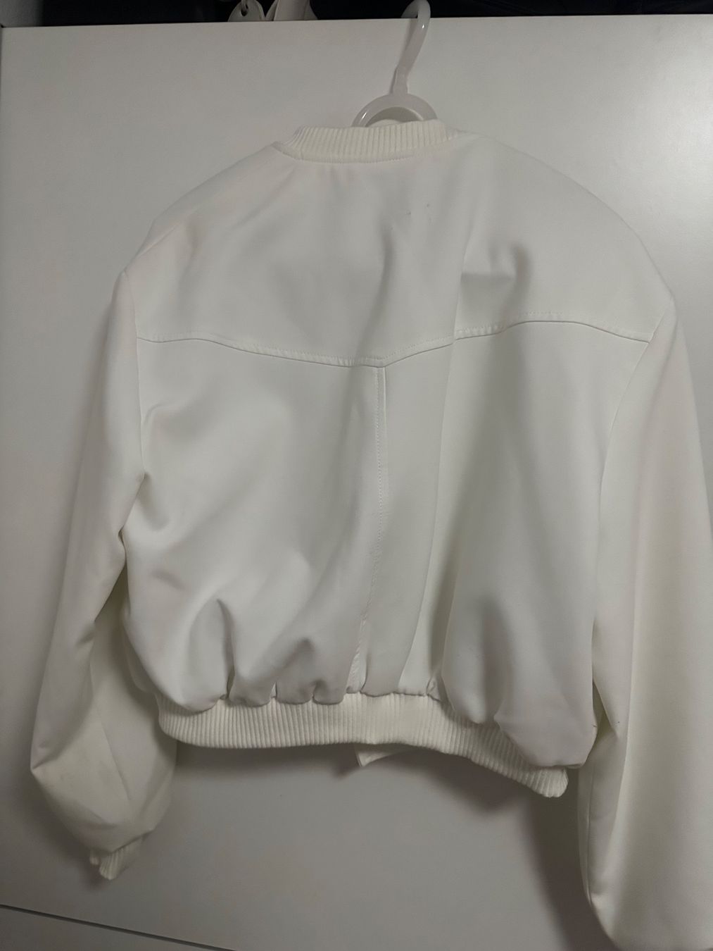 Zara Giacche: weisse crop Bomberjacke von Zara – Usato da Zürich venduto da kri_hy6t 2
