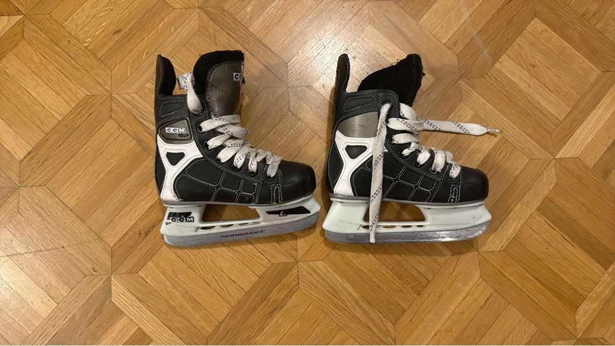 Ccm Pattini da ghiaccio: Eishockeyschlittschuhe CCM Grösse 28 – Usato da Kilchberg ZH venduto da rke_tf6m 1