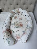 Schönes Babynest von Qbana Mama mit Blumenmuster