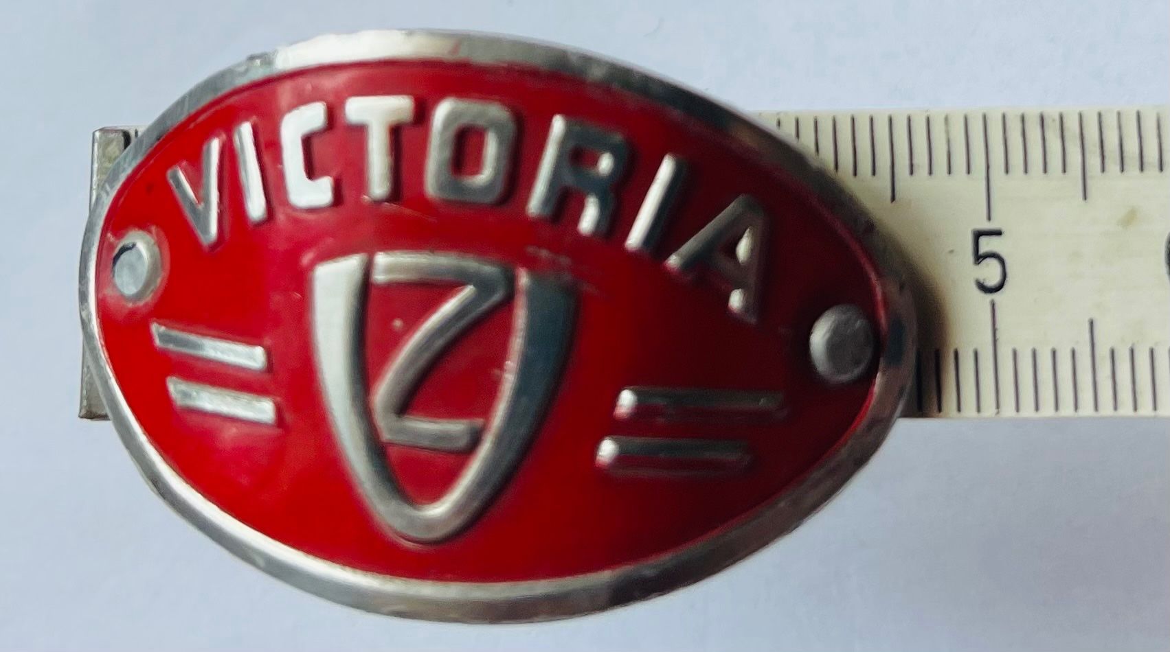 Insegne: Victoria Zündapp Emblem / Logo Oldtimer Moped Rot Silber – Usato da Basel venduto da TOMFAN 9