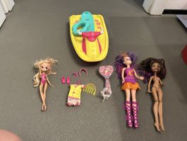 Lot de poupées et jet ski et accessoires divers -