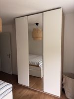 Weißer IKEA PAX-Kleiderschrank mit Spiegel