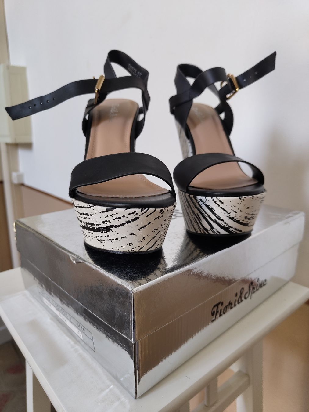 Scarpe da donna: Sandali con zeppa, nero e bianco, n.40 / nuovi – Nuovo e nell'imballaggio originale da Lugano venduto da mar_5j2q 3