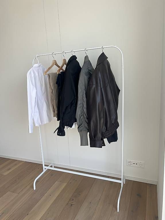 Guardaroba: IKEA MULIG Clothes Rack  White  Free – Usato da Zug venduto da pai_pf8z 2