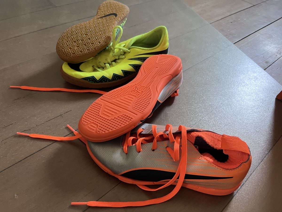 Chaussures garçon: Fussball-Schuhset Grösse 35 – D'occasion à Wallisellen par Joo23 2