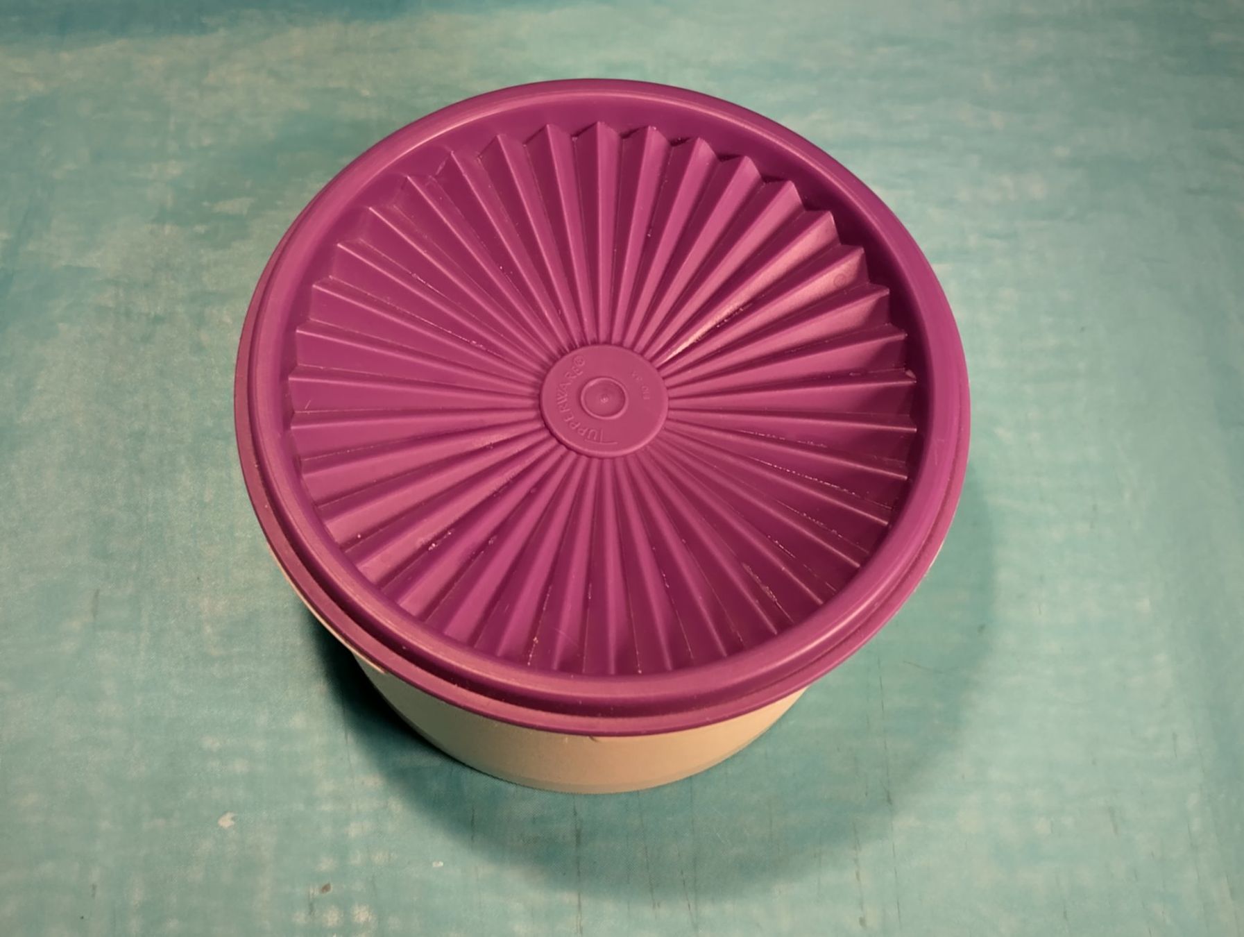 Tupperware Contenitori & Simili: Tupperware Behälter mit lila Deckel – Usato da Bellach venduto da JingleCherry 1