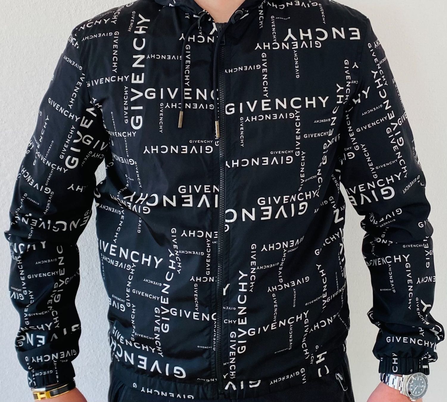 Givenchy Giacche: GIVENCHY Black All-Over Logo Windbreaker – Nuovo (secondo la descrizione) da Breitenbach venduto da lalaqu