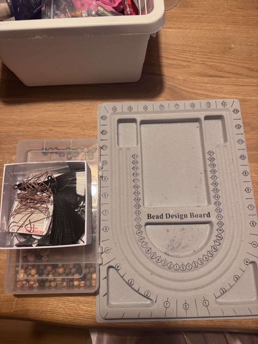 Kit bricolage: Jewelry making board and beads  – Usato da Basel venduto da Jessve8