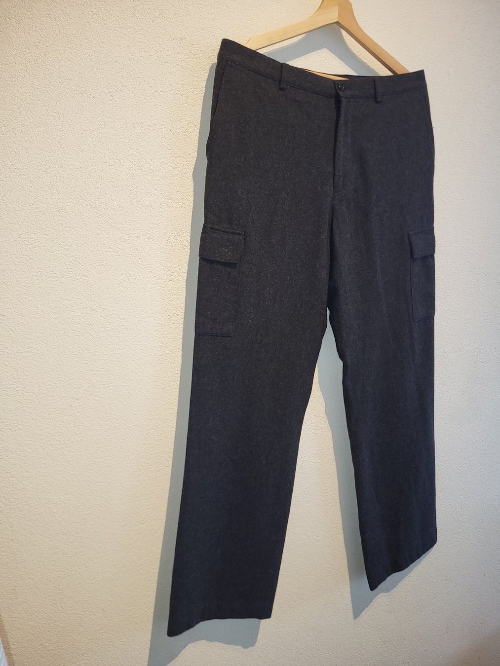Pantaloni: CONWELL - LAINE, Pantalons Cargo Anthracite Taille 33 – Usato da Haute-Nendaz venduto da EmptyCloset 1