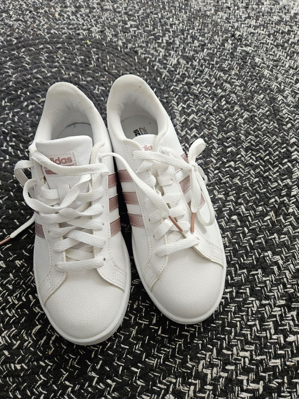 Adidas Scarpe da donna: adidas sneaker damen grösse 40 – Usato da Wilen b. Wil venduto da RamonaL