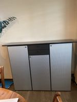 Kleiner Schrank  Granitabdeckung und zwei Schubladen