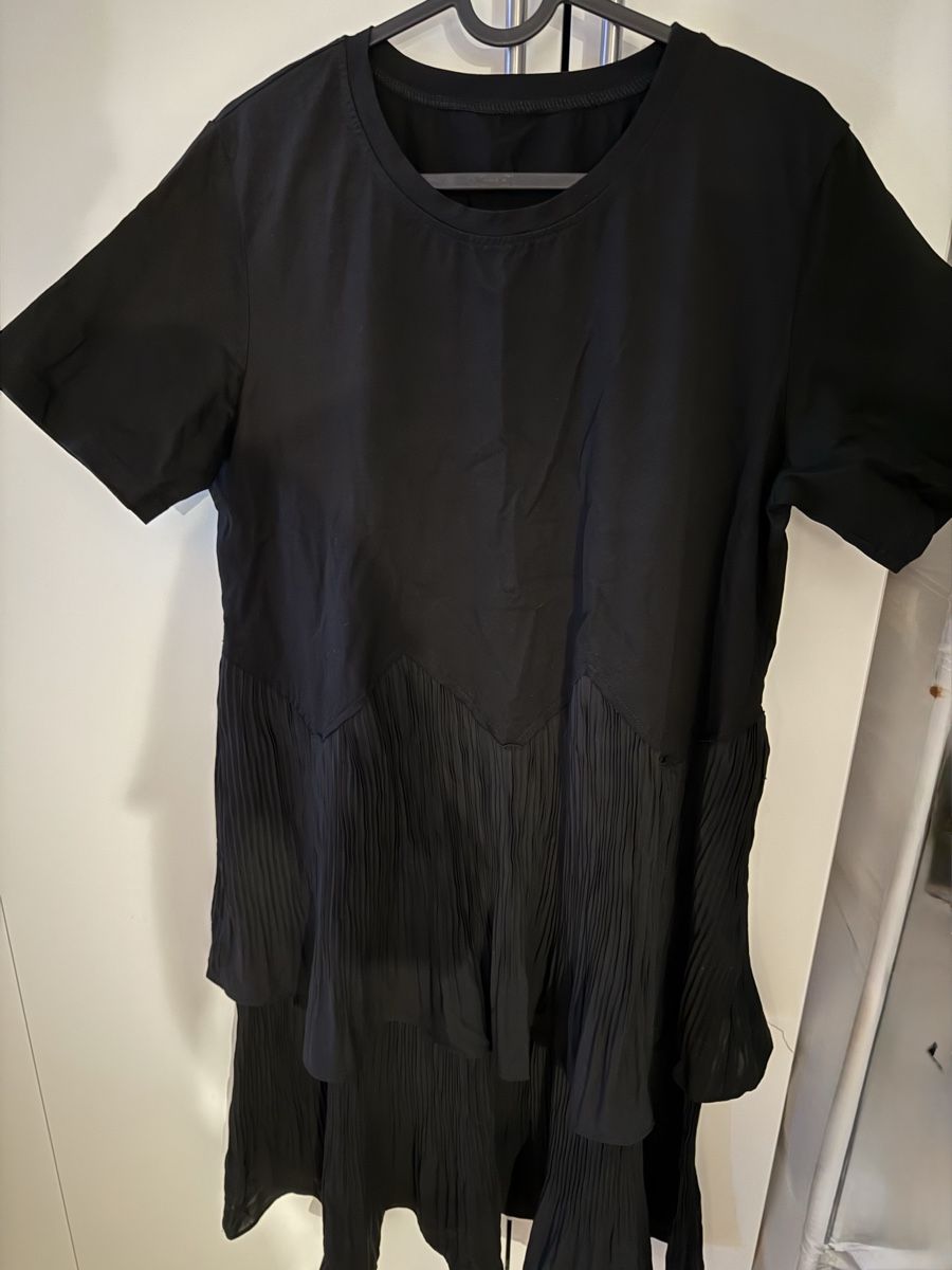Vestiti: Schwarzes Kleid mit Plissee-Details, Grösse M – Nuovo (secondo la descrizione) da Lenzburg venduto da car_pzg8