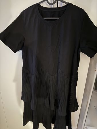 Schwarzes Kleid mit Plissee-Details, Grösse M
