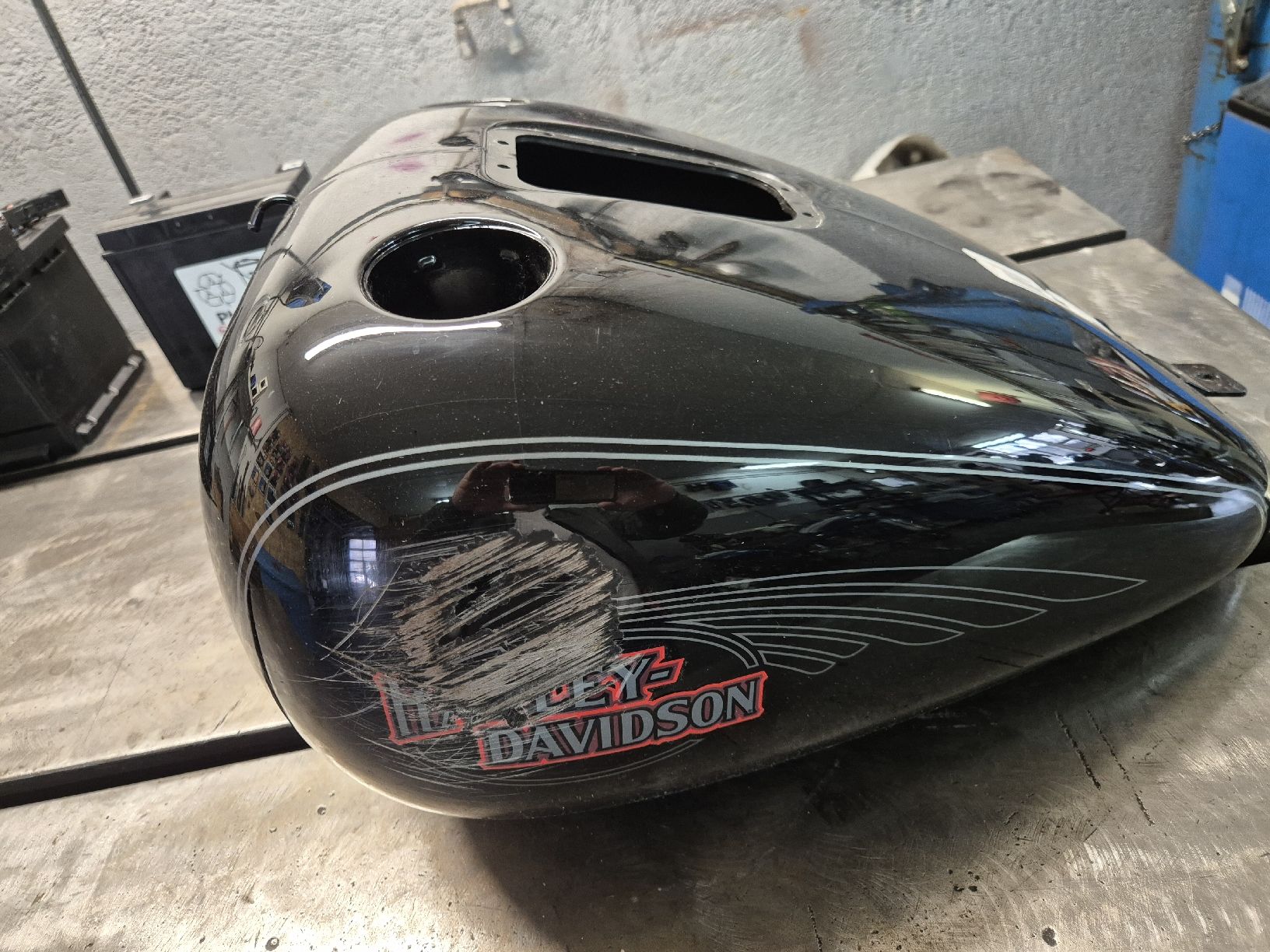 Harley-Davidson Tutti i ricambio per moto: Réservoir Harley-Davidson Softail – Difettoso da Le Locle venduto da CHEGUA 2