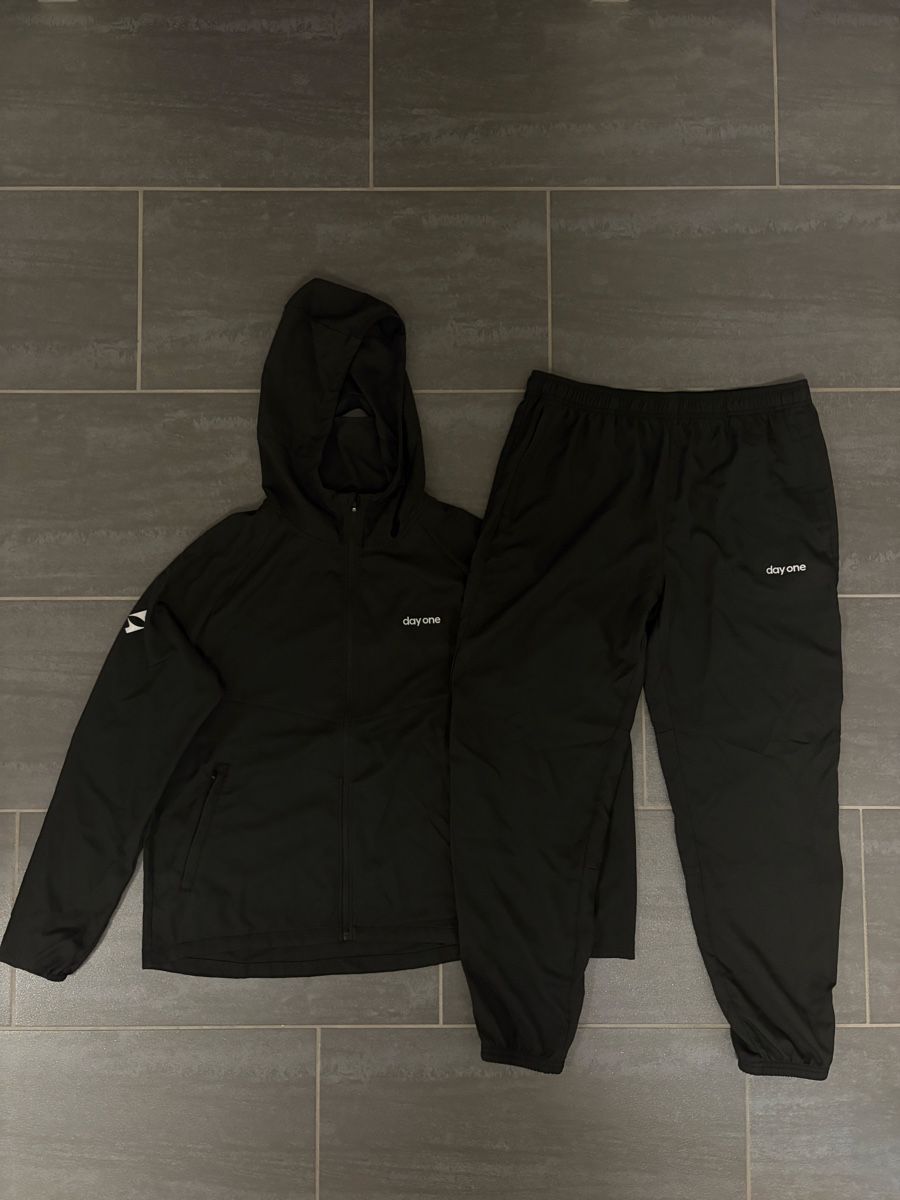 Completi, tute sportive e funzionali: Day one Performance Tracksuit L  – Nuovo (secondo la descrizione) da Rümlang venduto da svent 4