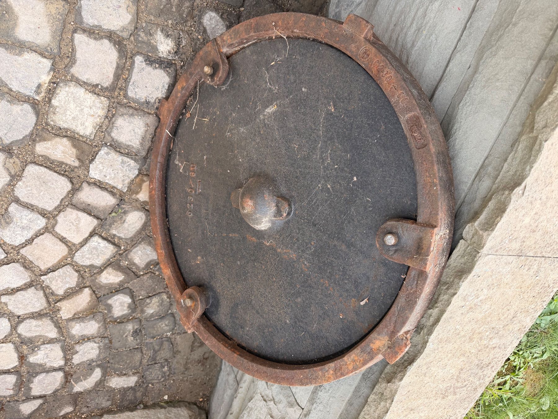 Piatti di portata: Schachtdeckel Gusseisen – Usato da Eglisau venduto da eglisau83 3