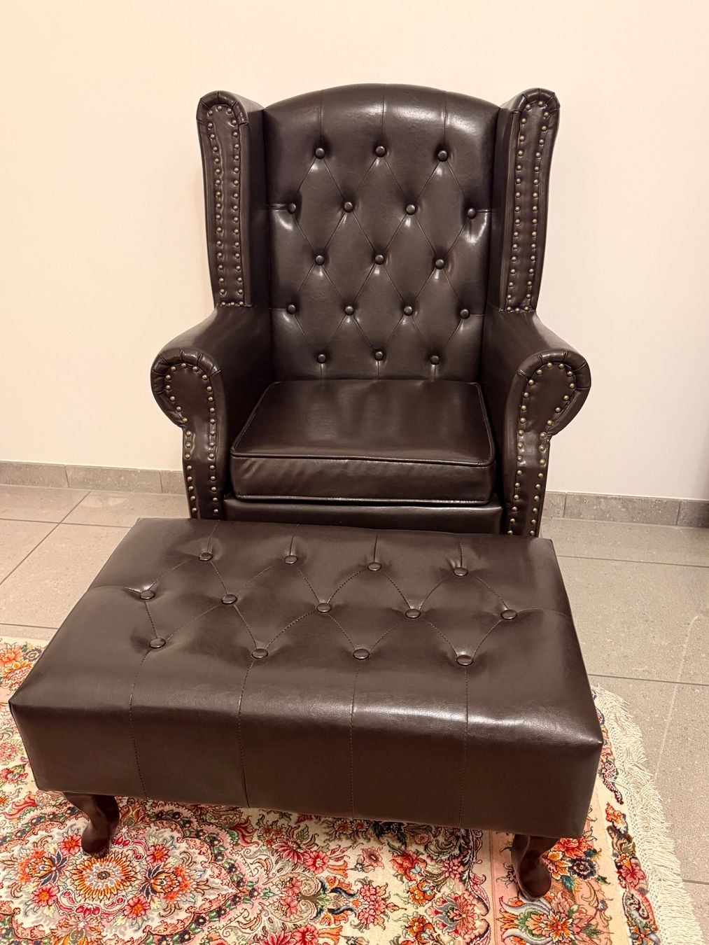 Poltrone: Chesterfield Sessel mit Hocker dunkelbraun Lederoptik – Usato da Opfikon venduto da hetipeti 4