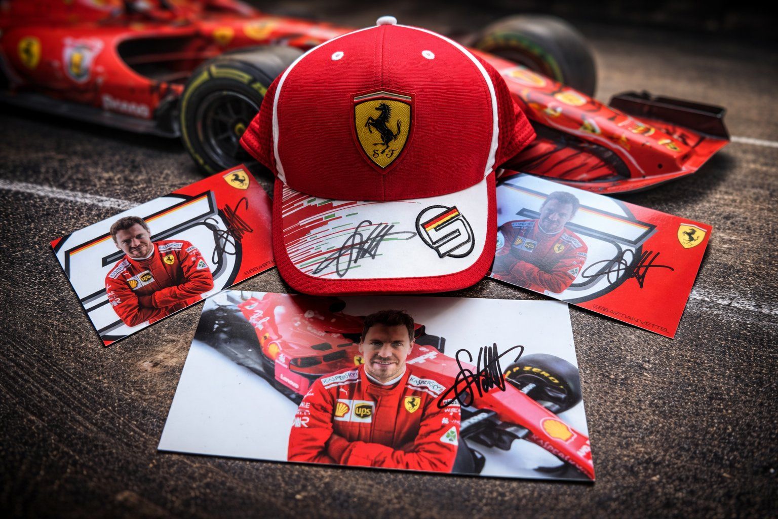 Autografi: Original Sebastian Vettel Ferrari Autogramm Set – Nuovo (secondo la descrizione) da Berlingen venduto da Herzmensch