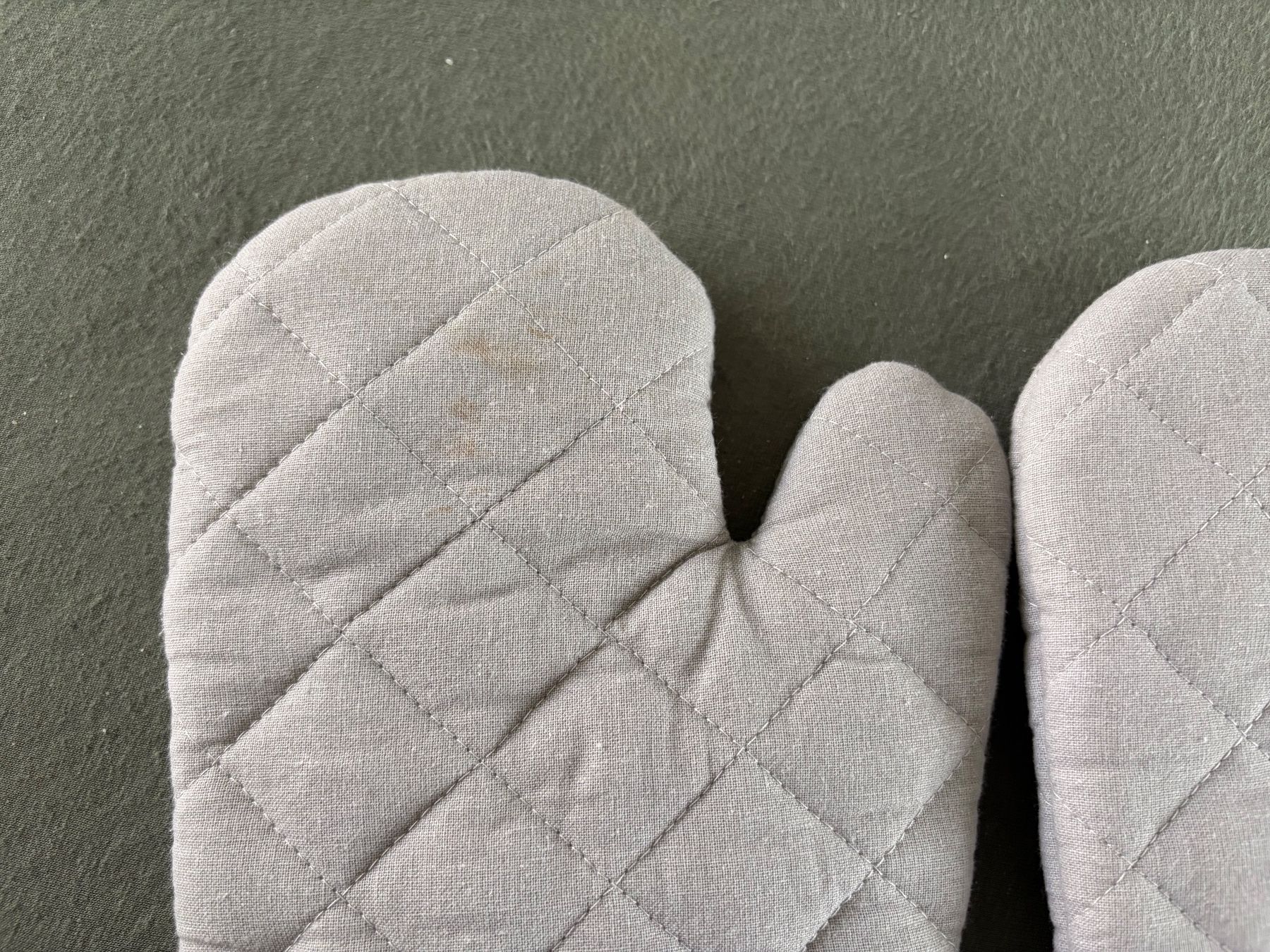 Handschuhe & Handstulpen: 2 Topfhandschuhe grau – Gebraucht aus Obergösgen von Andre118 1
