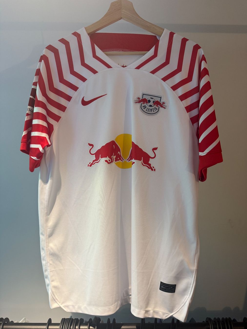 Nike Canottiere & Pantaloni: RB Leipzig 2023/24 Heimtrikot Fan Version – Usato da Meilen venduto da MiasanMia25