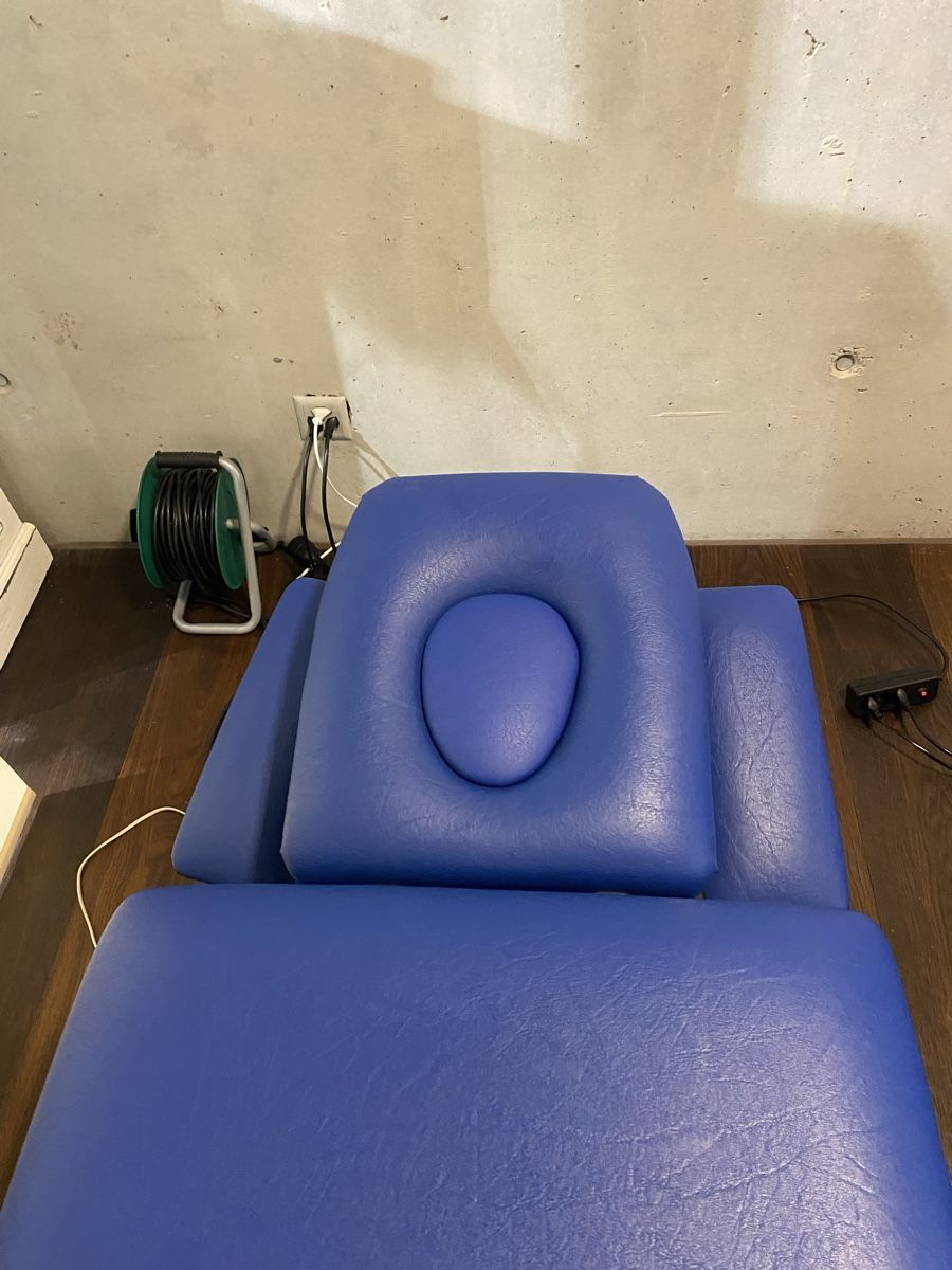 Chaises longues: Elektrische Behandlungsliege blau – D'occasion à Rüti ZH par Holland8 1