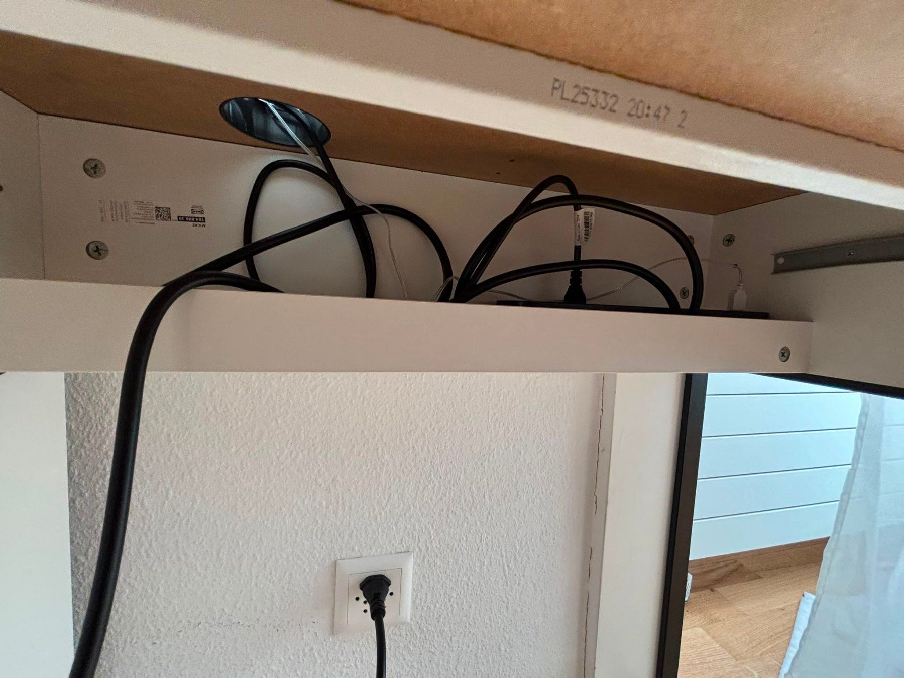 Schreibtische: IKEA MICKE desk (white) with storage – Gebraucht aus Chêne-Bougeries von fla_8cbf 2