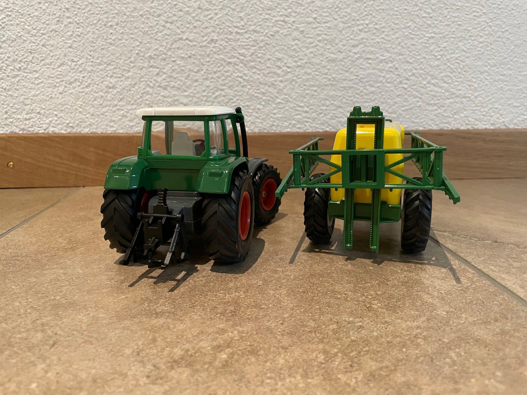 Fendt Traktoren: SIKU Fendt 716 mit Feldspritze – Neu und originalverpackt aus Kreuzlingen von Stefan1150 3