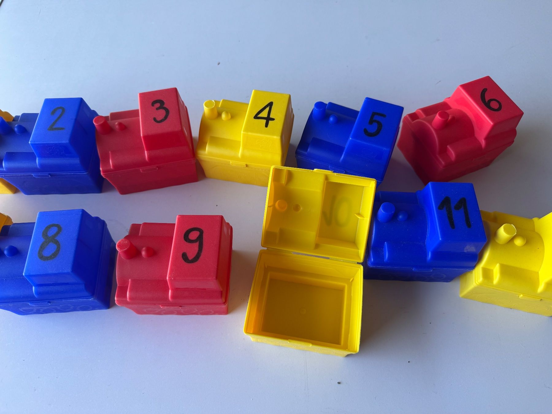 Spielzeuge: Viele, teils selbst angefertigte Materialien – Gebraucht aus Oberuzwil von gab_fd8j 8
