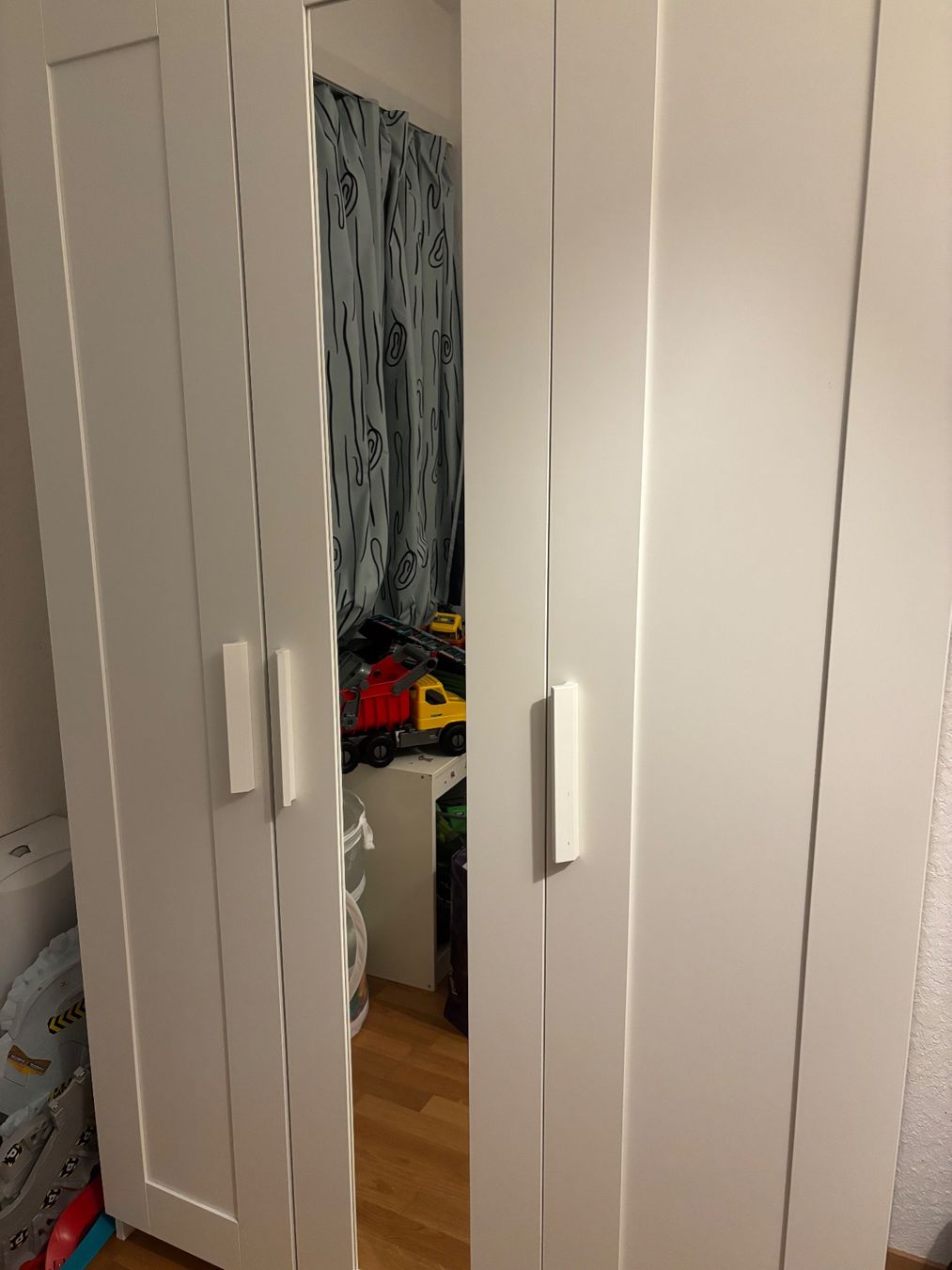 Armoires: White Wardrobe with Mirror - Stylish Storage Solution – D'occasion à Bern par kha_5nq6 8