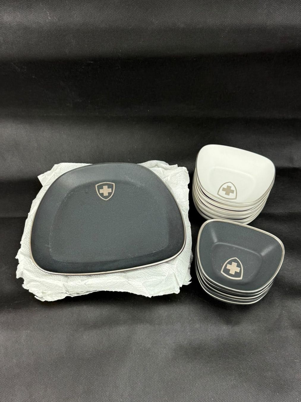 Set di piatti: Geschirrset Schwarz/Weiss mit Schweizerwappen – Nuovo (secondo la descrizione) da Rheineck venduto da welltabac