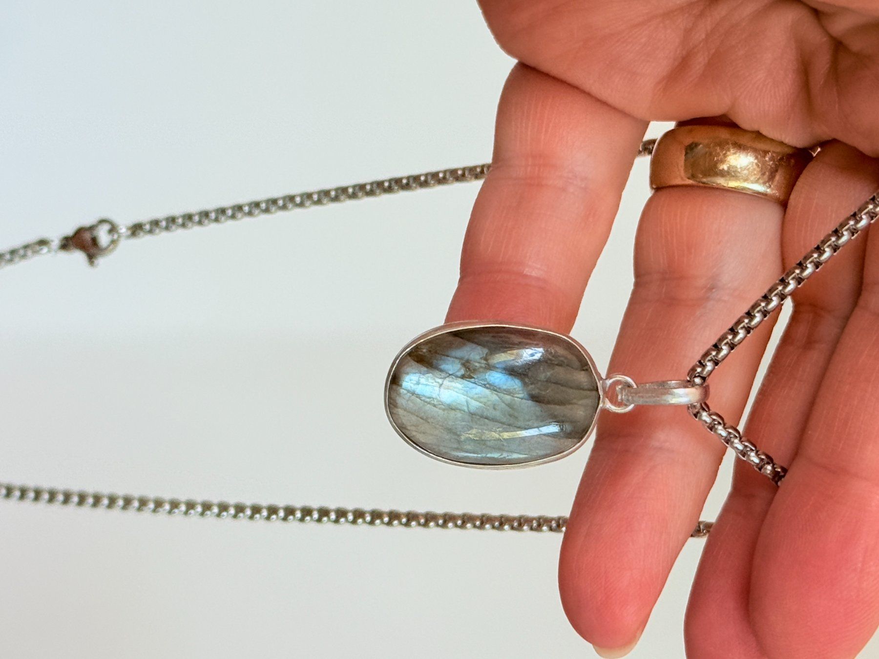 Catenine: Pendentif Labradorite et chaîne. Oval. – Nuovo e nell'imballaggio originale da Genève venduto da AWWA 3