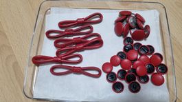 Set rote Knöpfe mit Riegel