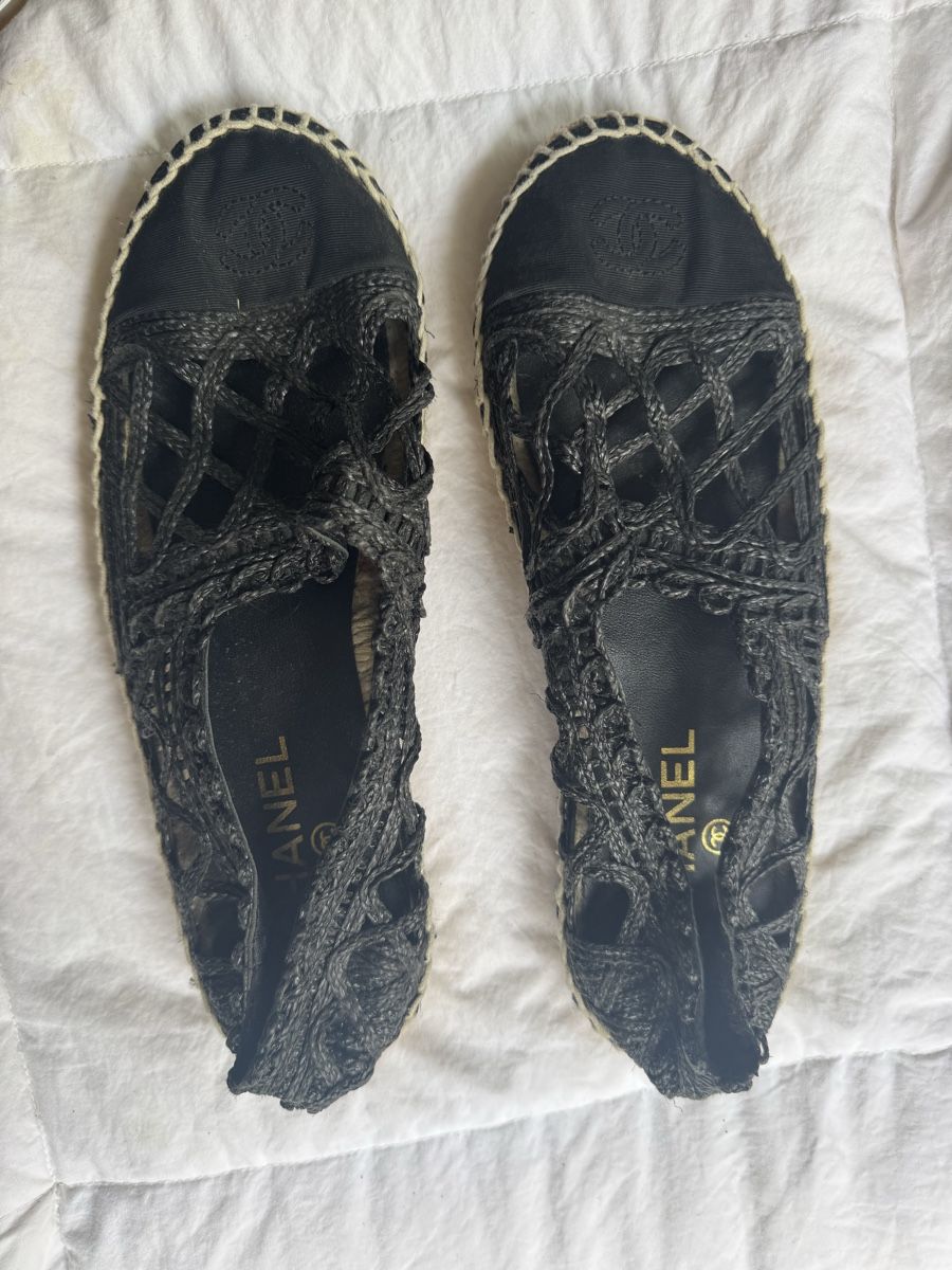 Chanel Scarpe da donna: Chanel Espadrilles Raffia Noires, Taille 40 – Usato da Genève venduto da lejardindesvetements