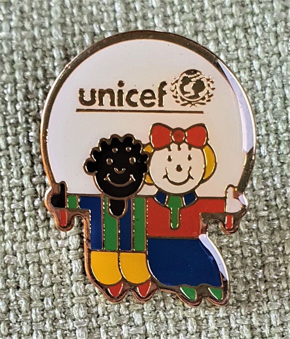 Placchette & Badge: J635 - Pin unicef Kinder Seilspringen – Usato da Reinach BL venduto da Boston-Verkauf