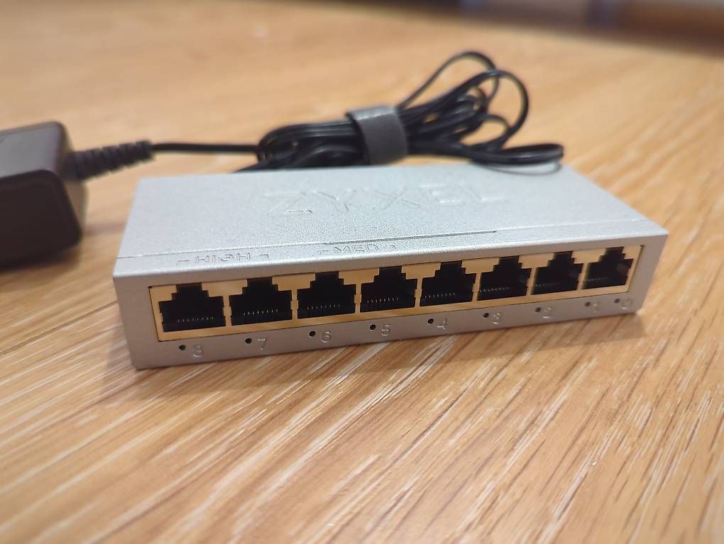 Zyxel Hub & Switch: Zyxel GS-108B 8 port unmanaged switch – Usato da Zürich venduto da Enucatl 2