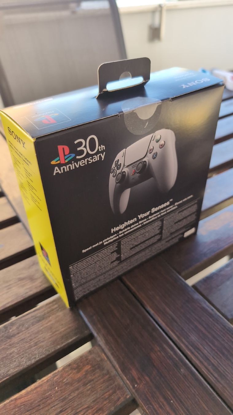 Sony Console: Sony DualSense Controller 30th Anniversary Edition Neu – Nuovo e nell'imballaggio originale da Tenniken venduto da auurum 1