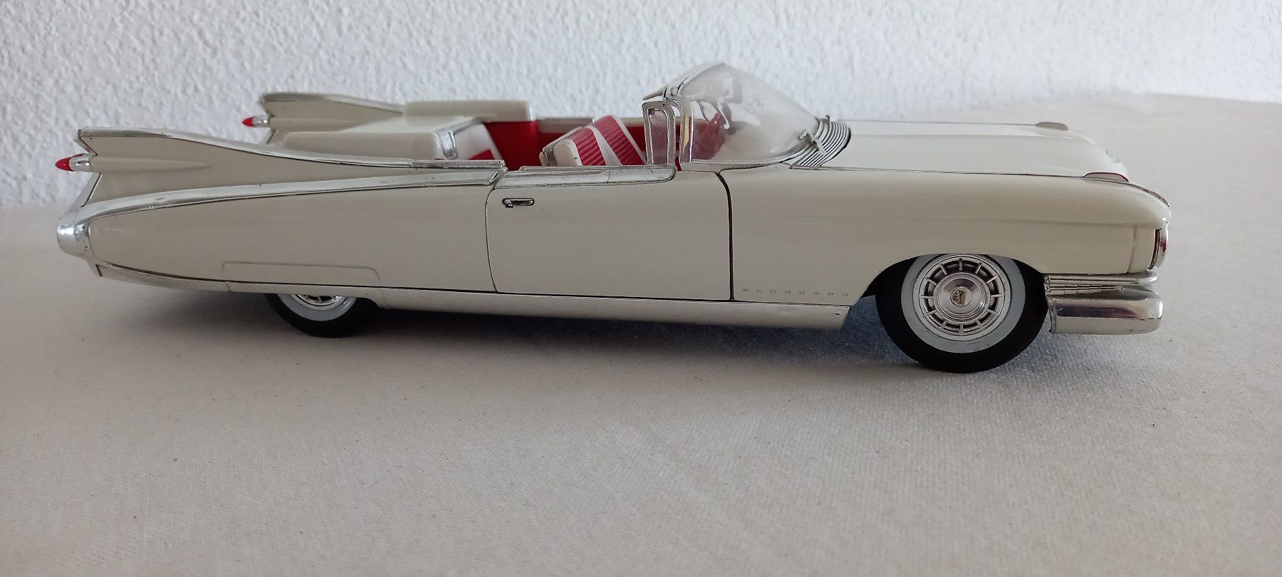 Alle Dekorationen: Modellauto Cadillac Eldorado weiss rot – Gebraucht aus Thun von Nordkapp 1